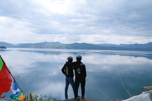 湖畔三人赏景留念