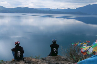 湖畔观景的骑行者