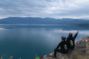 湖畔旅人 畅享自然之美