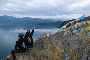 湖畔经幡旁的骑行者