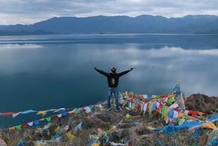 湖畔经幡处的自由欢呼