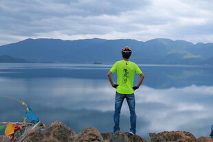 男子湖畔眺望壮丽山水