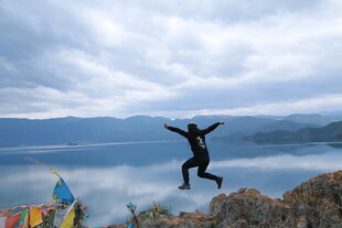 湖畔跃起的快意身影