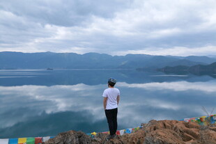 男子立于湖畔眺望远方