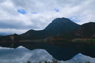 山水倒影的静谧自然景致