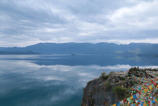 湖畔经幡美景