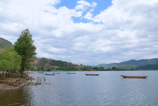 湖畔风光 小船静泊青山旁