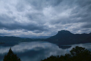 云雾缭绕的山水美景