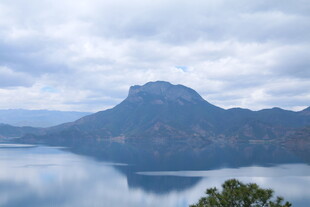 湖光山色中的巍峨山峰