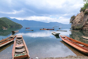 宁静湖畔停泊的古朴小船