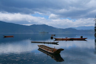 宁静湖面上的几叶扁舟