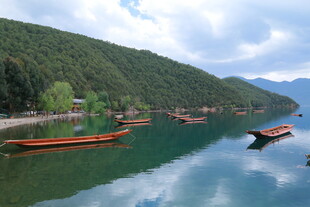 宁静湖面上的几叶扁舟