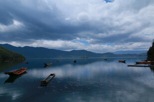 宁静湖面与远山的美丽景致