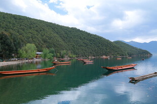 宁静湖畔停泊的多彩船只