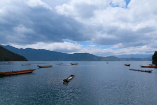 宁静湖景中的悠然小船