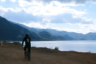 湖畔骑行者