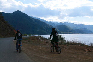 公路骑行赏湖山美景