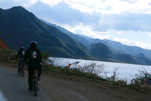 骑行者沿湖公路赏山景