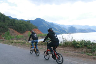 公路骑行的两人