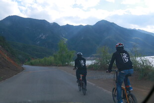 山间骑行者的惬意之旅