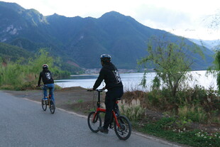 湖畔骑行的两人