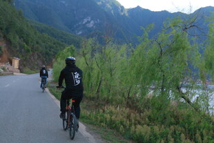 山间骑行者 畅享自然风景