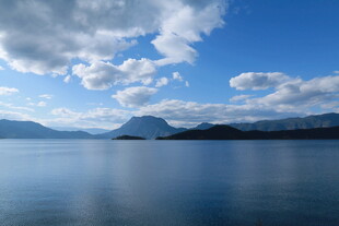 宁静湖景与蓝天白云