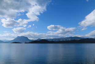宁静湖景与远处山峦