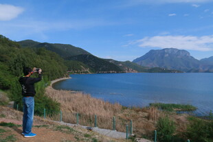 湖畔旅人赏景瞬间