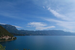 宁静湖景与远山蓝天
