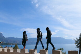 三人户外漫步美好瞬间