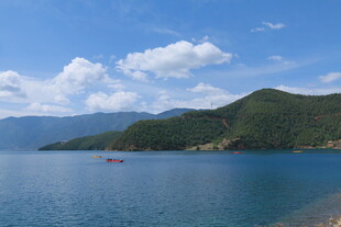 宁静湖景与远山相映成趣