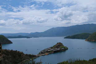 湖光山色中的独特岛屿