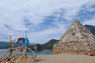 海边特色建筑与多彩装饰