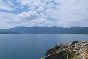 湖畔经幡 静美高原风光