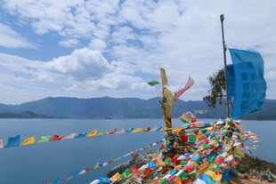 湖畔经幡飘扬的美丽景致
