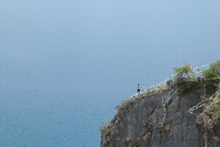 悬崖边的孤独身影