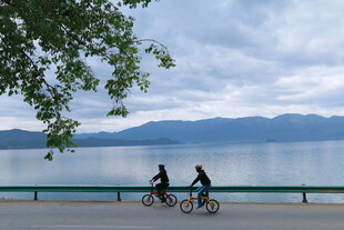 湖畔双人骑行美景