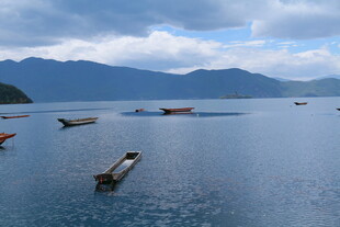 宁静湖面的漂浮船只