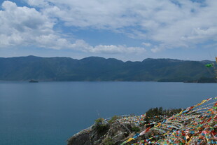 湖畔经幡伴青山蓝天