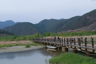 桥上行人与山水美景