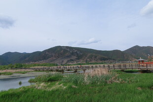 河畔远山风景如画