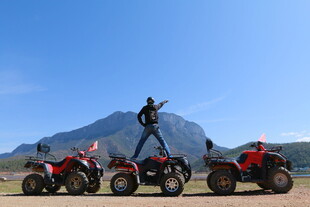 人立于四轮车上展示活力