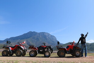 山地四轮摩托旁的旅行者