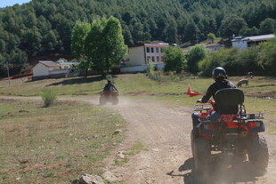 两人驾驶四轮摩托驰骋野外