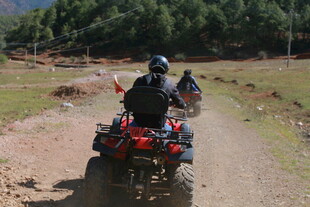 四轮摩托驰骋于乡间小道