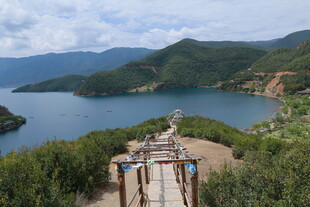 山间栈桥临湖美景
