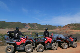 四人四轮摩托户外风景照