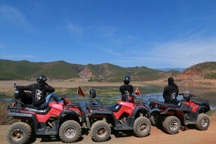 四人驾驶沙滩车驰骋山间