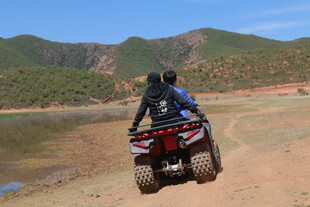 两人驾驶沙滩车驰骋户外